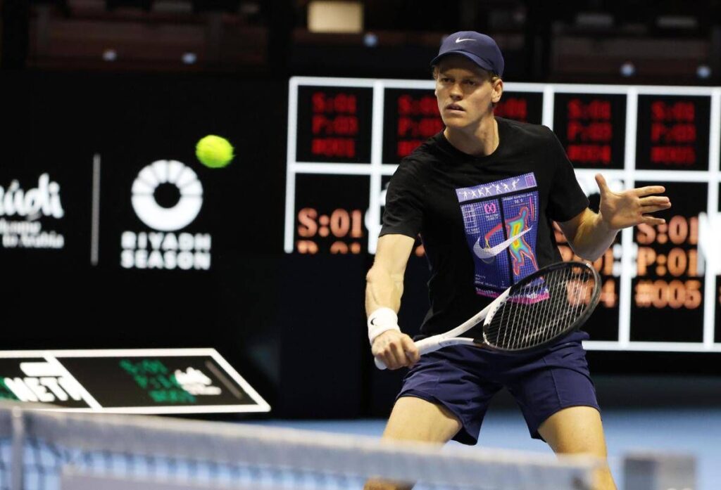 Sinner, ‘rinascita’ al Six Kings Slam. Jannik torna in campo senza manicotto