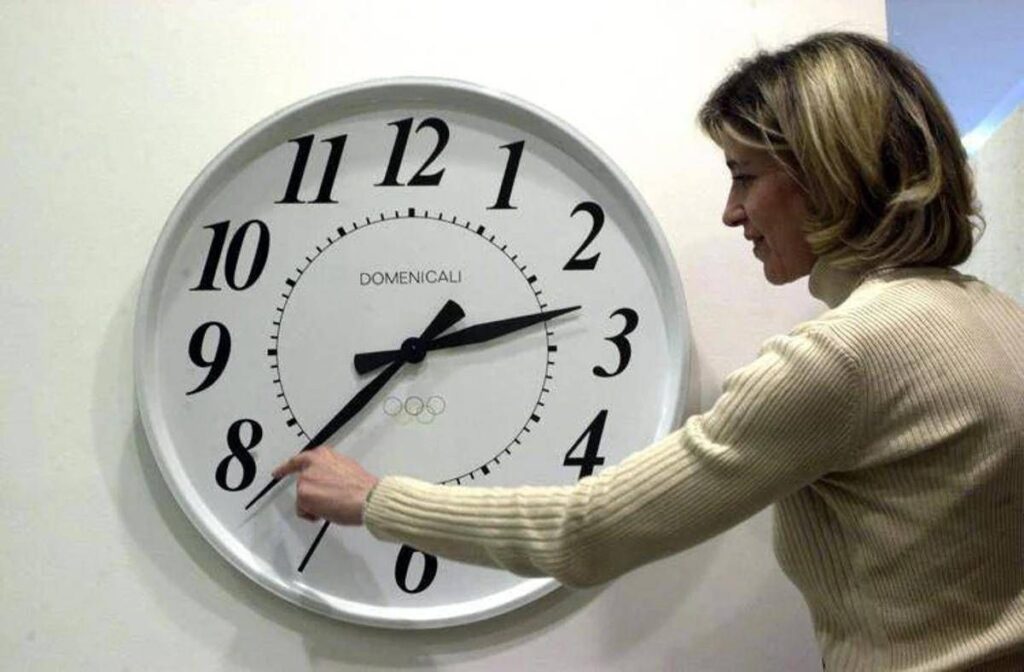 Stanotte torna l’ora solare e si dorme un’ora in più