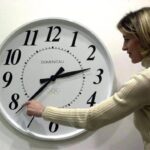 Stanotte torna l’ora solare e si dorme un’ora in più