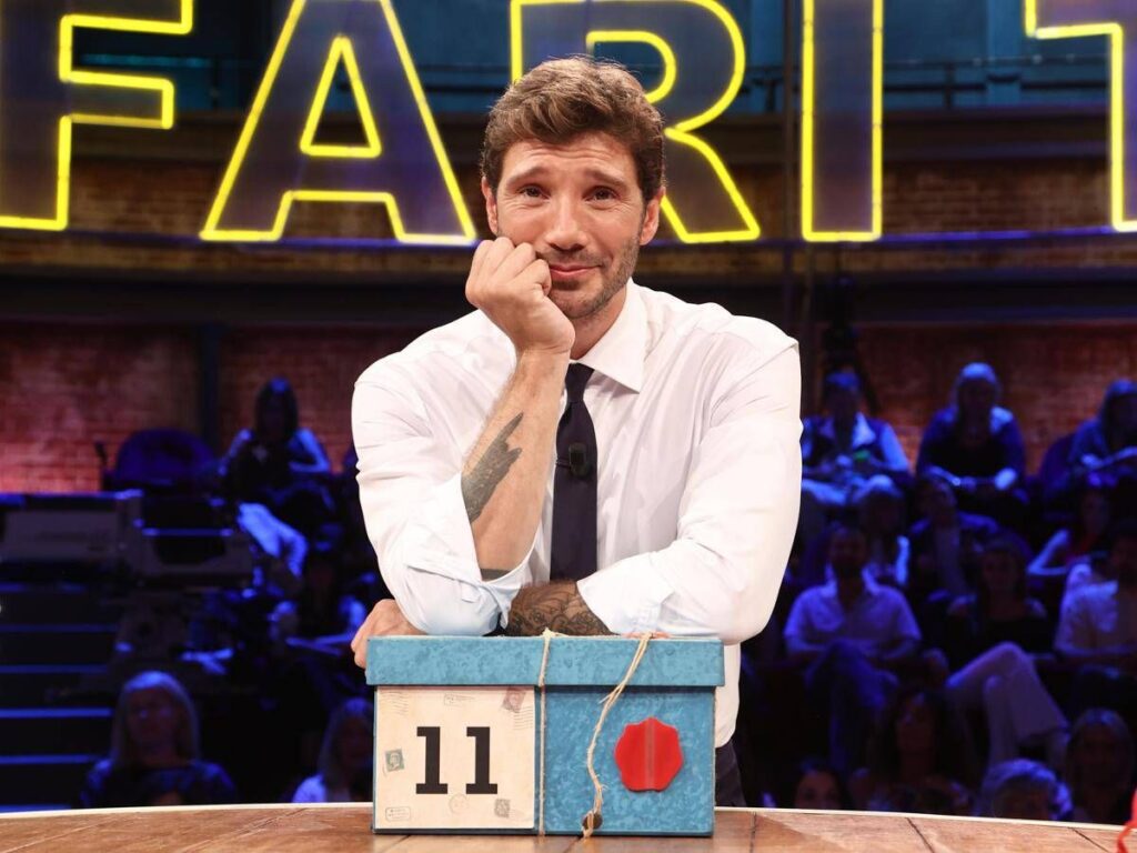 Stefano De Martino compie 36 anni, festa in diretta ad ‘Affari Tuoi’