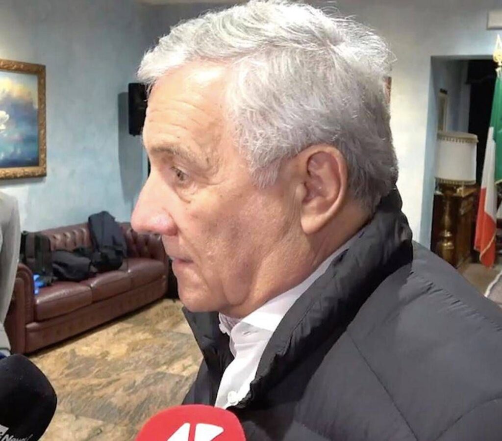 Studenti palestinesi arrivano a Ciampino per studiare negli atenei italiani, Tajani: “Formeremo la loro futura classe dirigente”