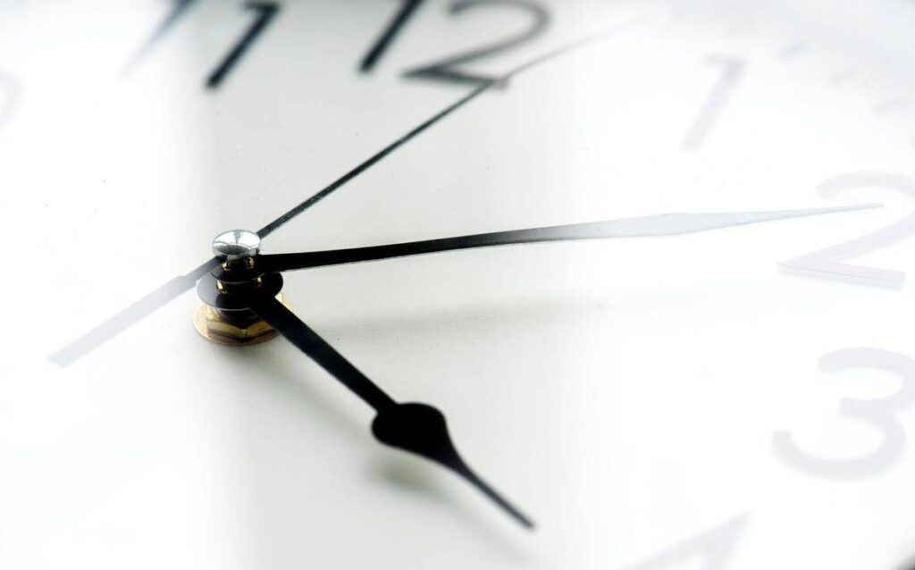 Torna l’ora solare, fra 7 giorni lancette indietro: gli effetti su salute e bollette