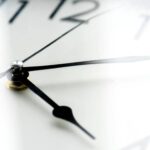 Torna l’ora solare, fra 7 giorni lancette indietro: gli effetti su salute e bollette