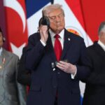 Trump, tutte le ‘perle’: la grazia a Netanyahu, Meloni ‘bellissima’, Macron stritolato e Starmer gelato