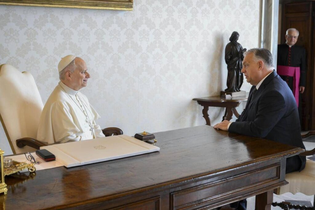 Ucraina, Orban: “Sanzioni a Russia un errore, andrò da Trump per discuterne”. In Vaticano l’incontro con il Papa