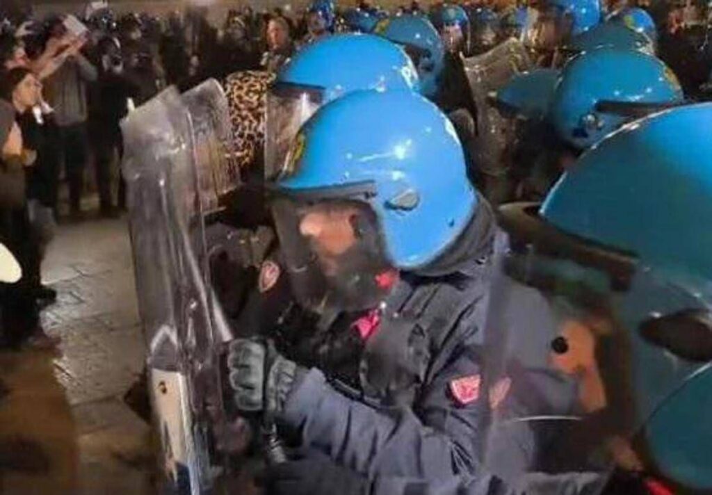 Udine, manifestanti sfondano barriere di sicurezza al corteo pro-Pal: lacrimogeni da agenti