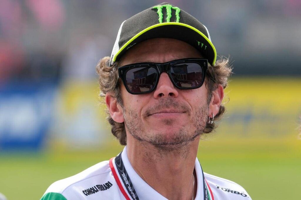 Valentino Rossi leggendario, trionfo a Indianapolis 17 anni dopo lo storico duello con Hayden