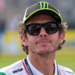 Valentino Rossi leggendario, trionfo a Indianapolis 17 anni dopo lo storico duello con Hayden