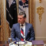 Zelensky da Trump, la cravatta ‘sospetta’ di Hegseth fa discutere