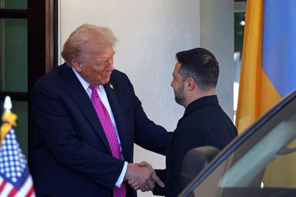 Zelensky e la giacca nera alla Casa Bianca, Trump: “Ha un bel look”