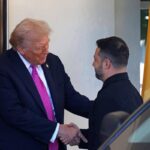 Zelensky e la giacca nera alla Casa Bianca, Trump: “Ha un bel look”