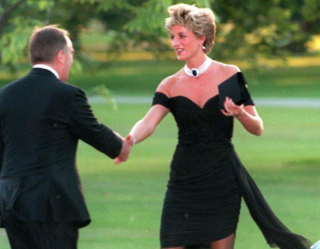 A Parigi da oggi la statua di Diana con l”abito della vendetta’: cos’è e perché si chiama così