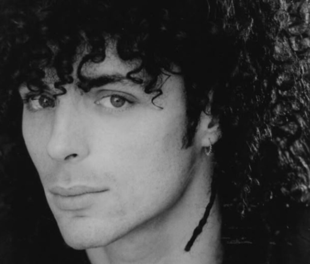 Alex Britti prima dei ‘7000 caffè’: spunta la foto del 1994, ricci e sguardo intenso