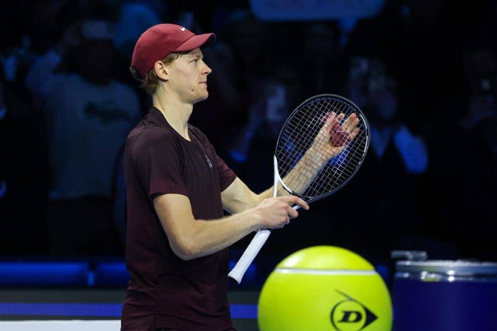 Atp Finals, Sinner serve troppo forte e… rompe la racchetta contro Shelton
