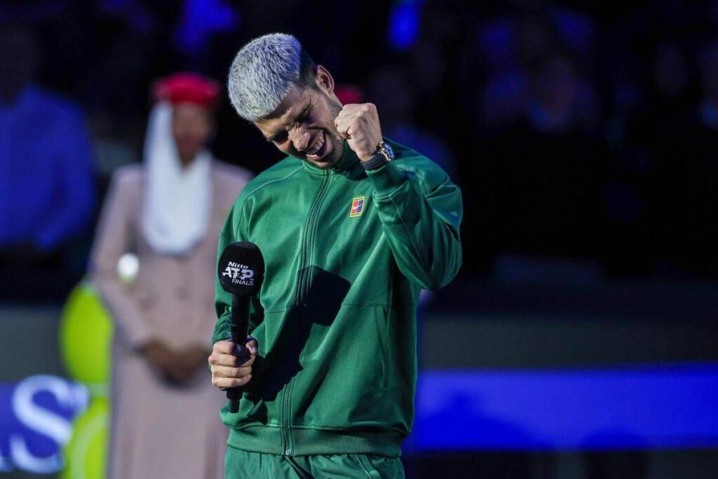 Atp Finals, gioca Sinner ma… viene premiato Alcaraz. A Carlos la coppa del numero uno