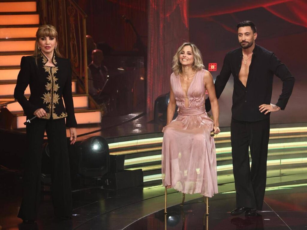 Ballando, tabloid accusa: “Pernice ha toccato Fialdini”. La difesa di Carolyn Smith