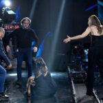 Belve, Iva Zanicchi inciampa e cade mentre lascia lo studio