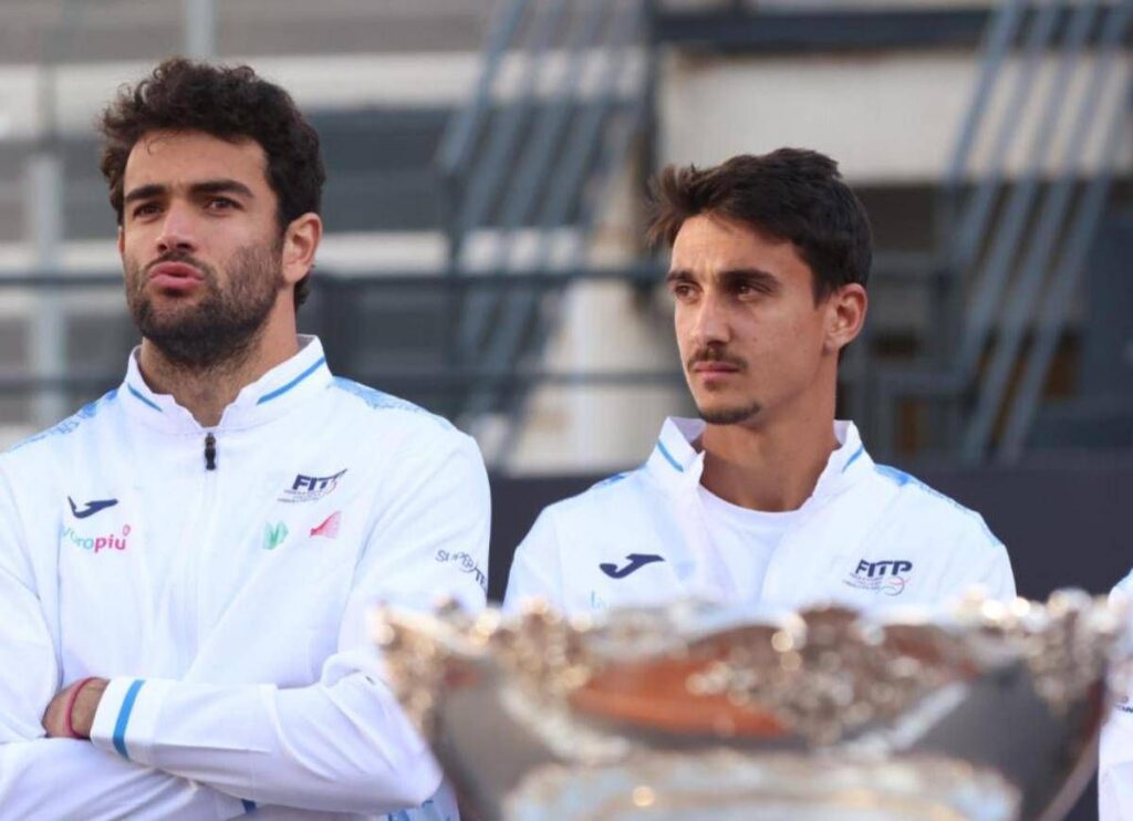 Berrettini, calcio-tennis con Sonego alle Atp Finals. E Zverev (in panchina) se la ride…
