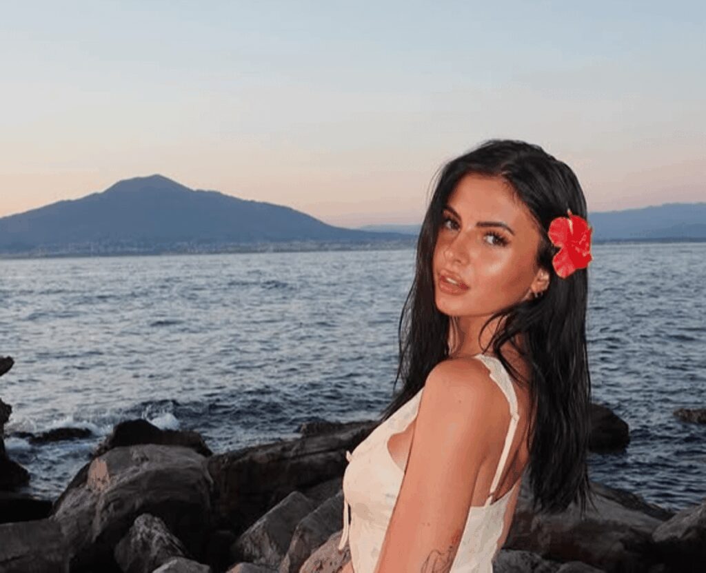 Bufera contro la tiktoker Camilla: finge una disabilità per saltare la fila