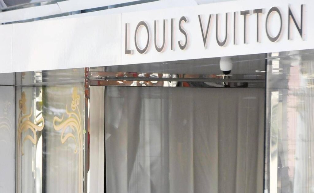 Colpo grosso da Louis Vuitton in via dei Condotti, vetrina sfondata con l’auto e merce rubata