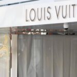 Colpo grosso da Louis Vuitton in via dei Condotti, vetrina sfondata con l’auto e merce rubata