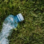 Comprano un terreno e costruiscono una casa… fatta di plastica