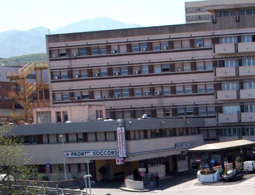 Corno di una capra gli perfora occhio e cranio, uomo salvato a Messina