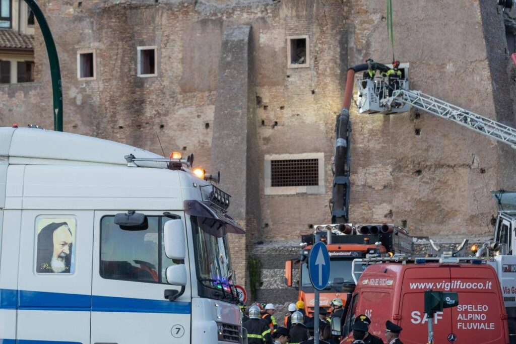 Crollo Torre dei Conti a Roma, Smeriglio: “Prima salvare operaio, poi, valutazioni tecniche su cause”