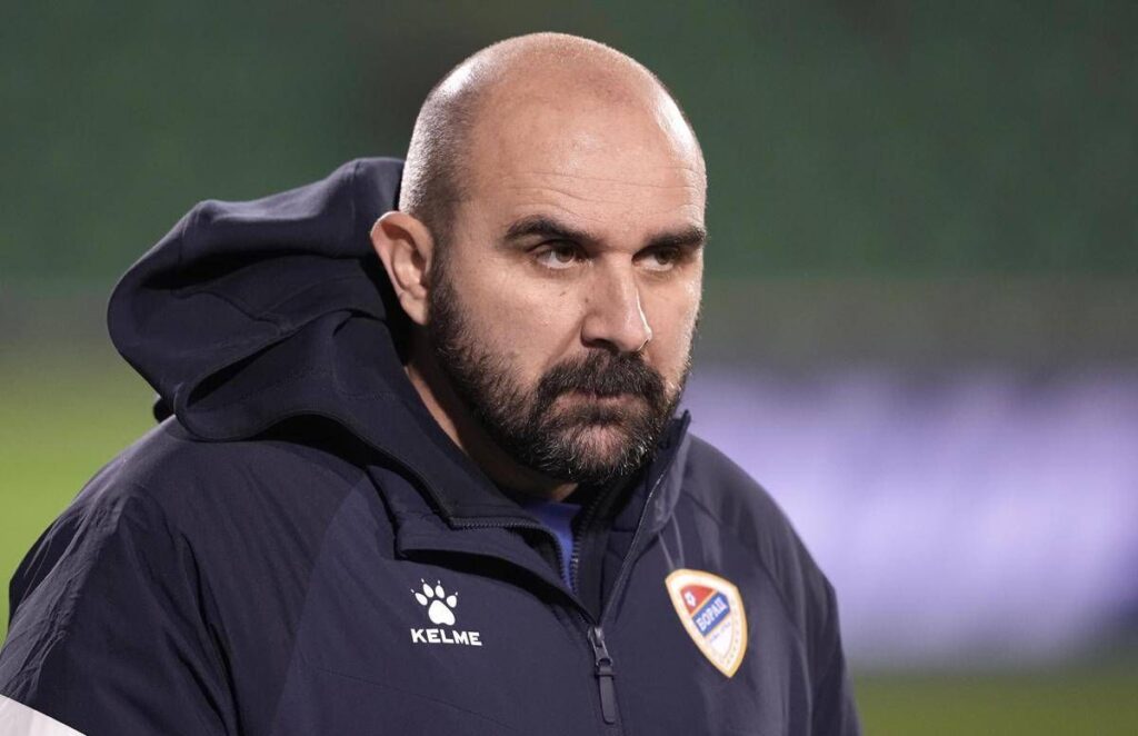 Dramma nel calcio serbo, allenatore muore durante una partita