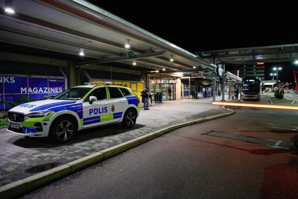 Droni avvistati all’aeroporto svedese di Goteborg: “Traffico sospeso e voli deviati verso altri scali”