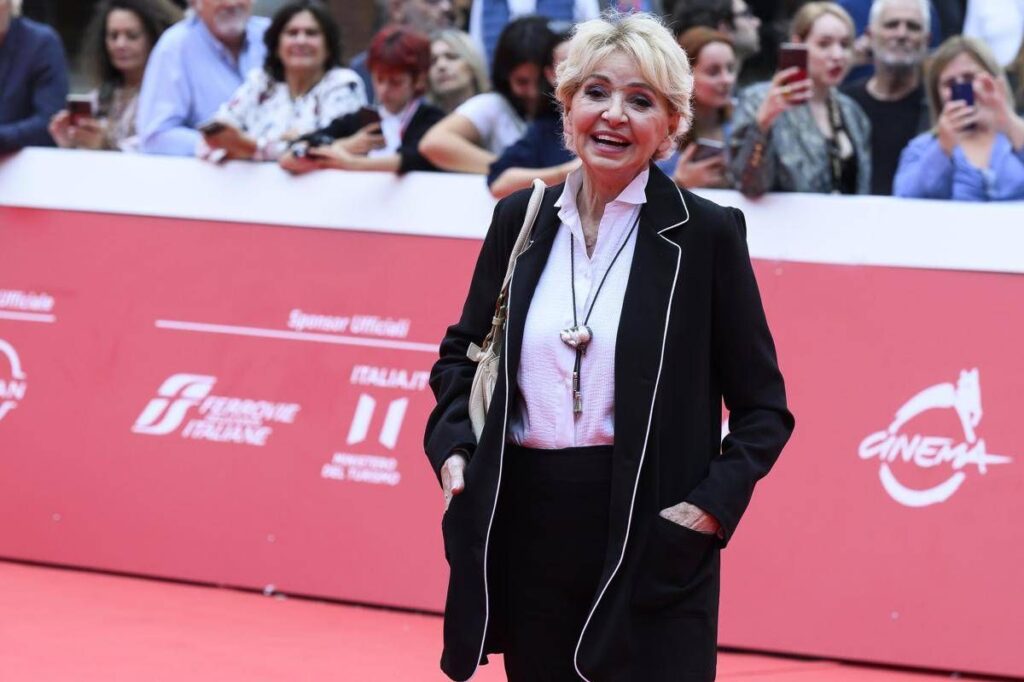 Enrica Bonaccorti spegne 76 candeline, la festa a casa con gli amici