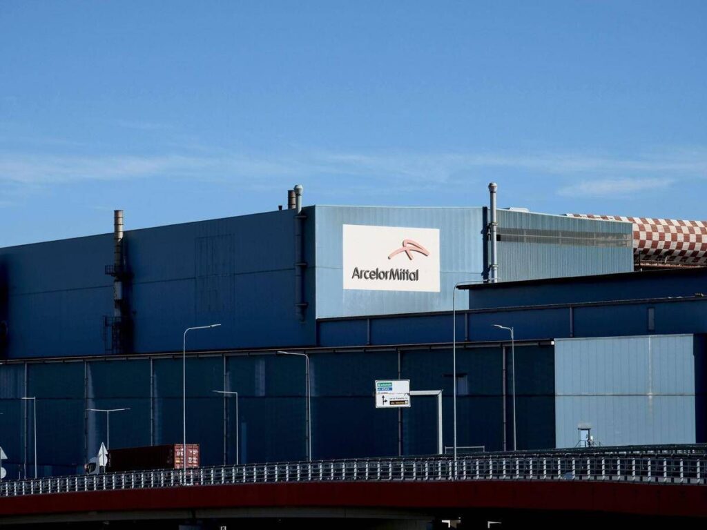 Ex Ilva, scoppia la protesta: lavoratori occupano l’aeroporto di Genova
