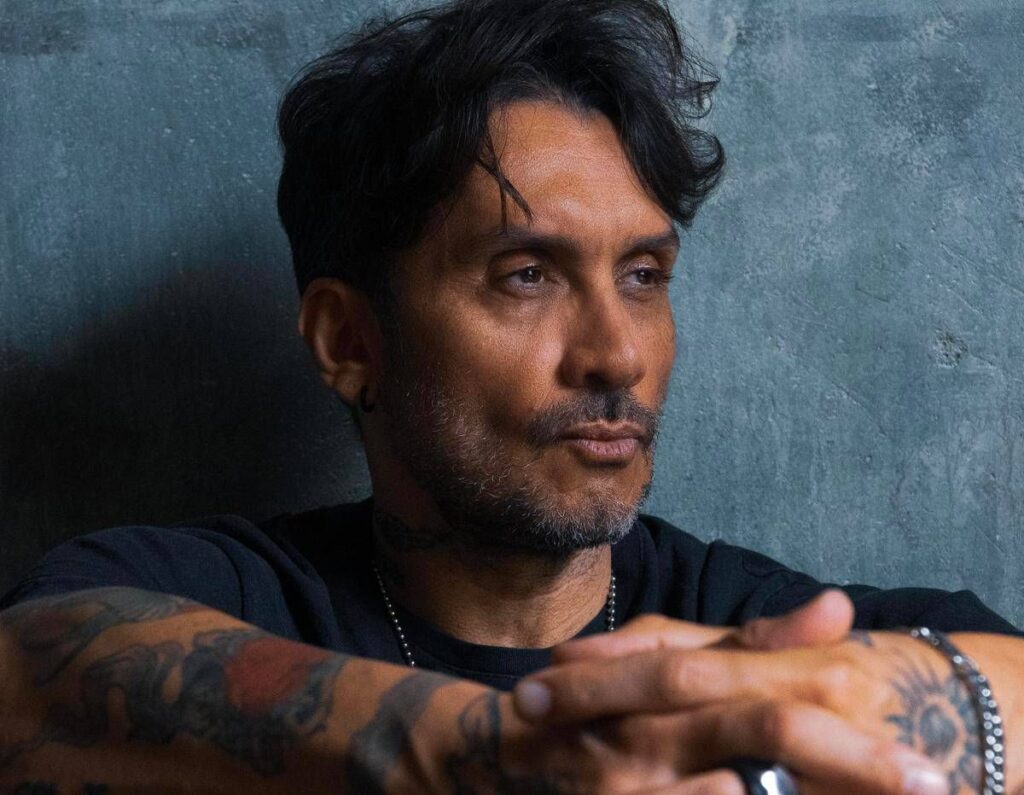 Fabrizio Moro: “Fare dischi? Un martirio. Oggi il sistema musicale vomita troppe canzoni”