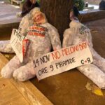 Fantocci con il volto di Meloni e Gasparri alla Sapienza. Il senatore: “Minacce non ci intimidiscono”