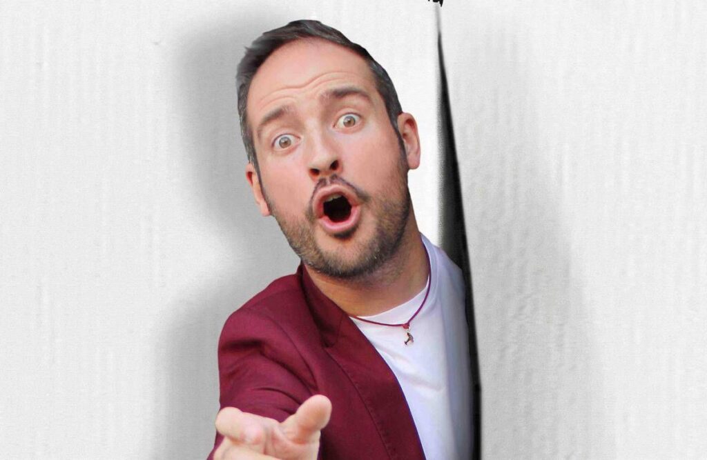 Filippo Caccamo è ‘Fuori di tela’: “Storia dell’arte spesso incomprensibile, invece può far ridere”