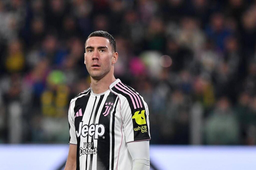 Fiorentina-Juve, cori razzisti contro Vlahovic e partita a rischio stop. Cos’è successo