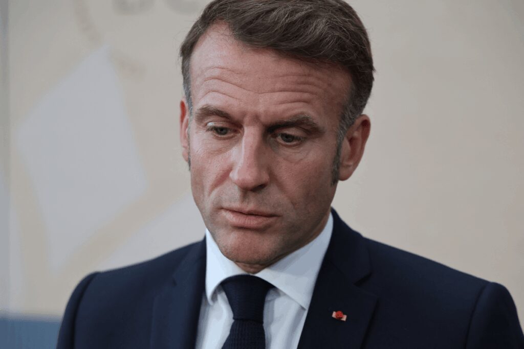Francia, Macron presenta nuovo servizio militare volontario: “Mobilitazione per Difesa”