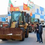 Genova, lavoratori ex Ilva bloccano strada con mezzi da cantiere: “Mille posti a rischio”