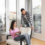 Giovani e indipendenza abitativa: nel Nord Italia si va a vivere da soli dopo i 30 anni