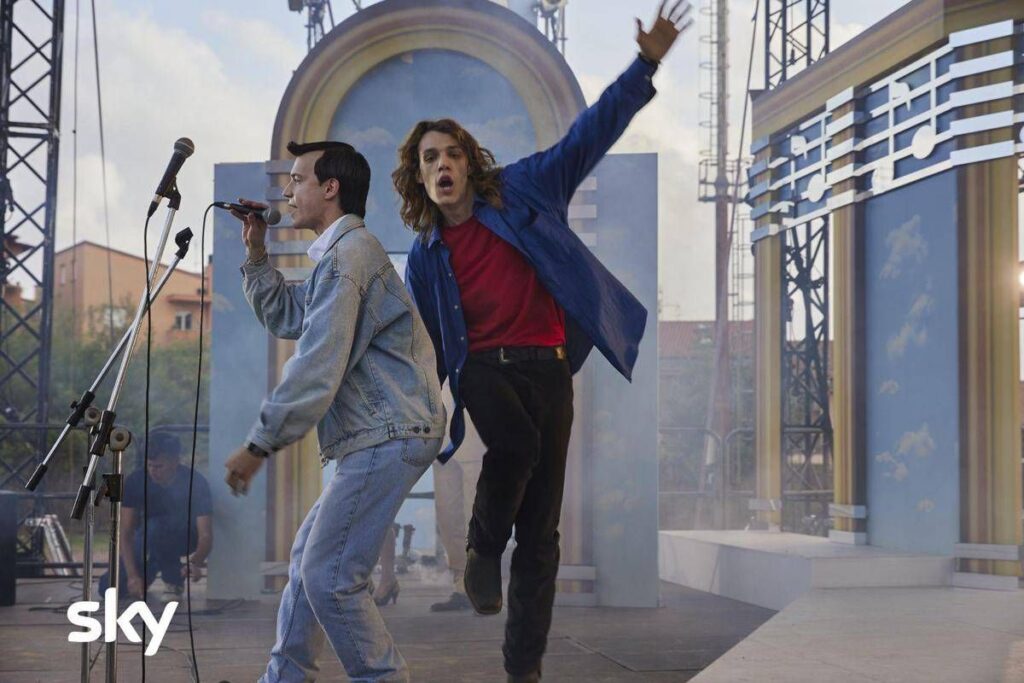 Hanno ucciso l’uomo ragno, stasera la serie tv sugli 883 in chiaro