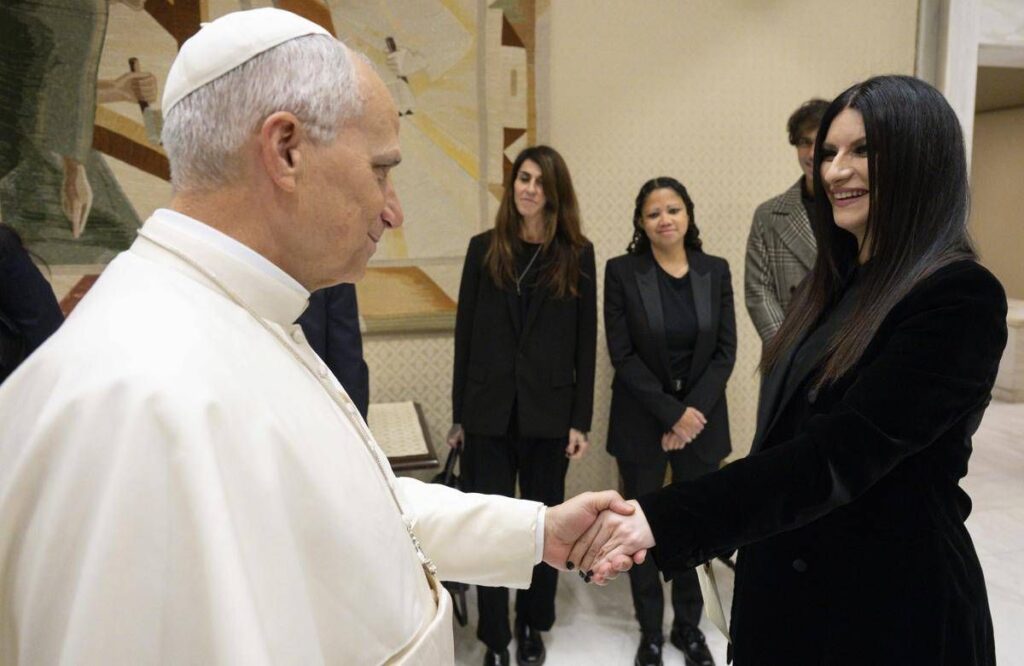 Il Papa incontra Laura Pausini: “Già da Sanremo ero un suo fan”
