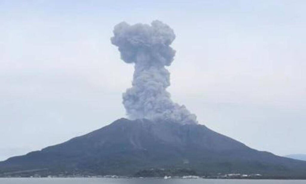 Il vulcano Sakurajima si ‘risveglia’: alta colonna di cenere e fumo