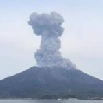 Il vulcano Sakurajima si ‘risveglia’: alta colonna di cenere e fumo