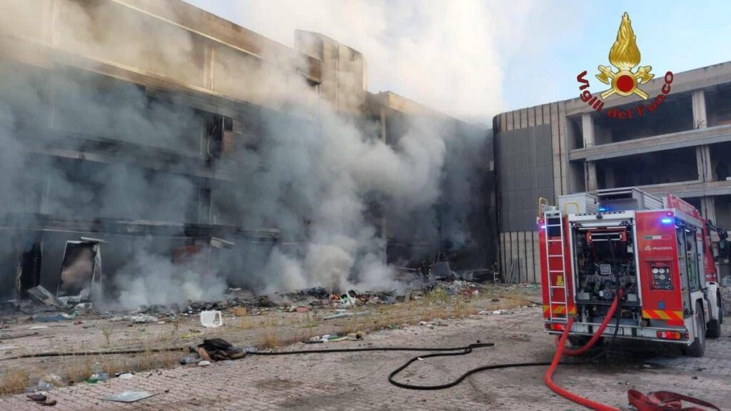 In fiamme edificio abbandonato a Tor Sapienza, dentro persone che lo occupavano