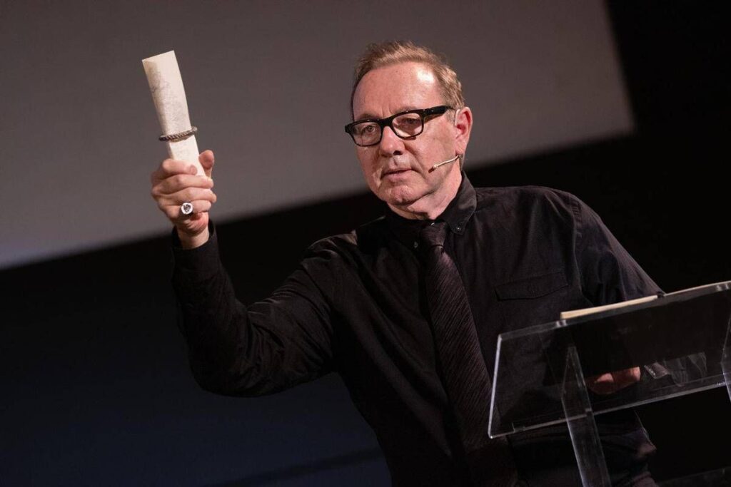 Kevin Spacey senza fissa dimora: “Vivo in Airbnb e in hotel, vado dove c’è lavoro”