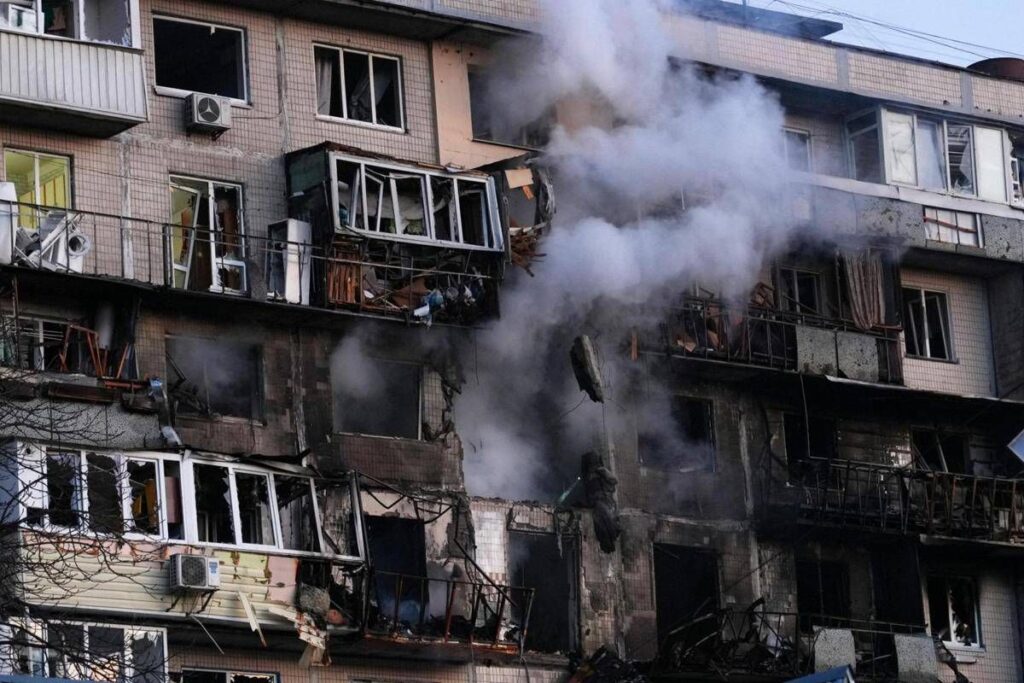 Kiev sotto attacco nella notte, centinaia di droni e missili sulla capitale: “Raffica senza precedenti”