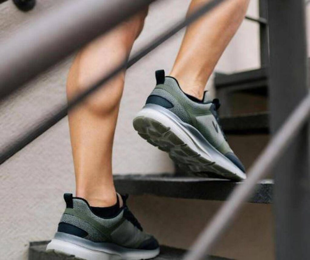 Le scale diventano una palestra, ecco i 7 esercizi per tutti