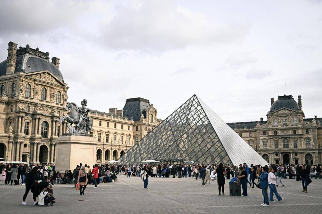 Louvre, allarme strutturale: chiusa parte ala sud