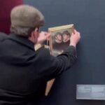 Louvre, due tiktoker appendono il loro ritratto vicino alla Gioconda