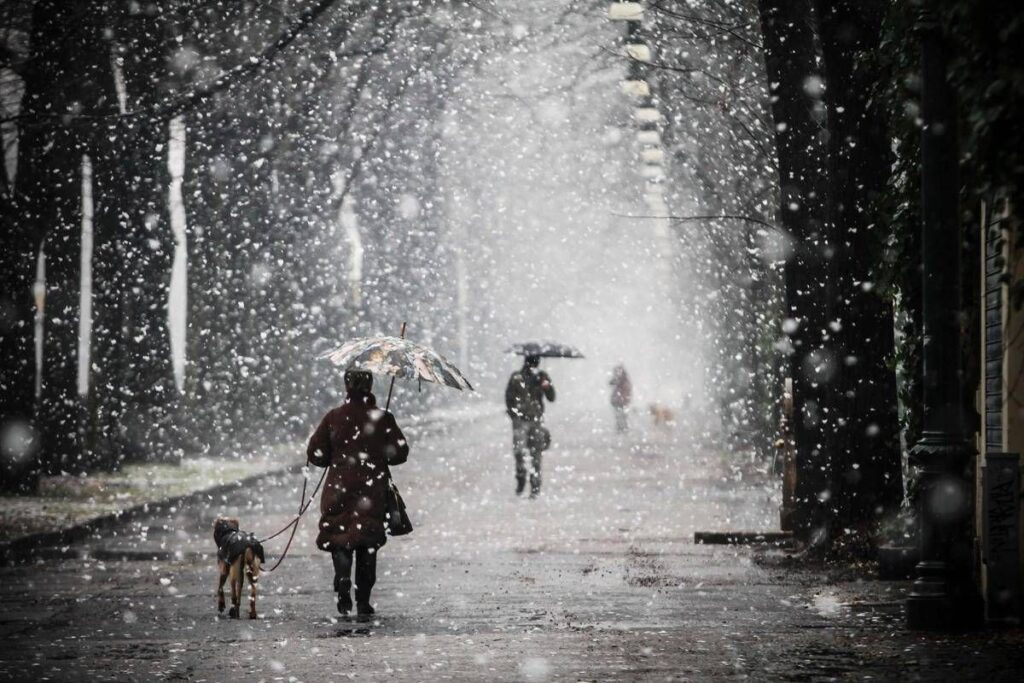 Meteo, brusca virata nel weekend: calo di 10 gradi, neve anche in pianura